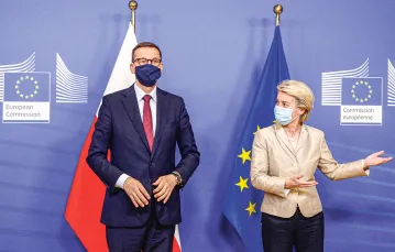 Przewodnicząca Komisji Europejskiej Ursula von der Leyen z Mateuszem Morawieckim. Bruksela, 13 lipca 2021 r. VALERIA MONGELLI / AFP / EAST NEWS / 
