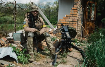 28-letni Jan ze Lwowa całe dorosłe życie spędził w armii. Teraz jest dowódcą kompanii legionu międzynarodowego. 17 maja 2022 r.  / FOT. PAWEŁ PIENIĄŻEK / 