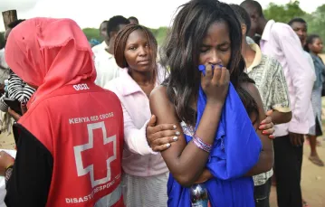 Studenci po zamachu terrorystycznym na kampus uniwersytecki. Garissa w Kenii. Fot: Carl de Souza/AFP/EASTNEWS / 