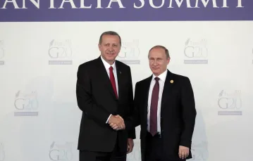 Prezydent Turcji Recep Erdogan wita Władimira Putina na szczycie G-20, Antalya, Turcja, 15.11.2015 r. /  / Lefteris Pitarakis/ AP Photo/EASTNEWS