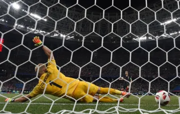 Luka Modrić strzela (drugiego) karnego w meczu z Danią, na pierwszym planie bramkarz Kasper Schmeichel / Fot. Johannes Eisele / AFP Photo / East News / 