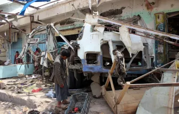 Wrak autobusu, który 9 sieprnia został zbombardowany przez samoloty arabskiej koalicji, na czele której stoją Arabia Saudyjska i Zjednoczone Emiraty Arabskie. Saada, Jemen, 10 sierpnia 2018 r. / FOT. STRINGER / AFP / EAST NEWS / 