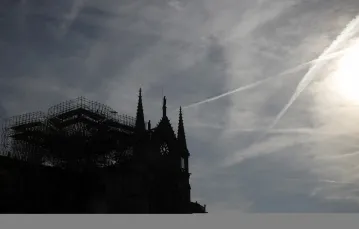 Świt nad katedrą Notre-Dame w Paryżu, 18 kwietnia 2019 r. Na rzecz odbudowy świątyni wpłynęło już ze świata ponad miliard dolarów datków /  / fot. AP / Associated Press / East News 