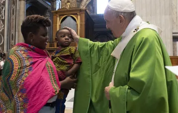 Podczas papieskiej mszy za uchodźców, Bazylika św. Piotra, 8 lipca 2019 r. / Fot. Abaca / East News / 