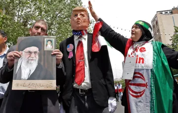 Antyzachodnie demonstracje w Teheranie (jeden z uczestników trzyma portret ajatollaha Chameneiego, obok kukła Donalda Trumpa), 10 maja 2019 r. / Fot. STR / AFP / EAST NEWS / 