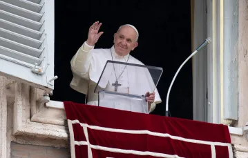 Papież Franciszek przekazuje swoje błogosławieństwo podczas modlitwy Anioł Pański, Watykan 11 października 2020 r. Fot. IPA/Sipa USA/East News / 