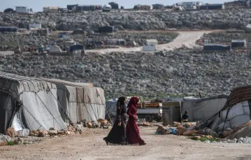 Przesiedlone syryjskie kobiety w obozie w wiosce Kafr Lusin na granicy z Turcją w Idlib, północno-zachodniej prowincji Syrii, 10 marca 2020 r. / FOT.Ozan KOSE / AFP / EASTNEWS / 