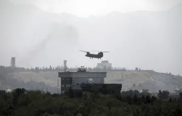 Amerykański helikopter nad ambasadą USA w Kabulu. Trwa ewakuacja placówki, gdy do miasta wkraczają talibowie. 15 sierpnia 2021 r. / fot. AP / Associated Press / East News / 
