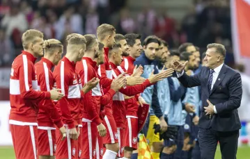 Prezes PZPN Cezary Kulesza wita się z reprezentantami Polski przed meczem z San Marino, 9 października 2021 r. / Fot. Andrzej Iwańczuk / Reporter / East News / 
