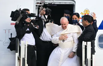 Papież Franciszek na lotnisku w Atenach, 6 grudnia 2021 r. Fot. ARIS MESSINIS/AFP/East News / 