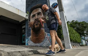 Mural z twarzą Messiego przed restauracją w Miami (Argentyńczyk przechodzi właśnie do miejscowego klubu), 7 czerwca 2023 r. / Fot. Giorgio Vieira / AFP / East News / 