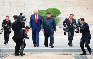 Spotkanie Donalda Trumpa i Kim Dzong Una w strefie zdemilitaryzowanej między Koreą Północną i Koreą Południową, 30 czerwca 2019 r. / DONG-A ILBO / GETTY IMAGES