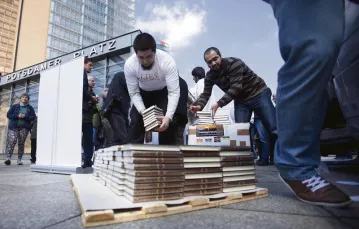 Niemieccy salafici rozdają egzemplarze Koranu na placu Poczdamskim w Berlinie; kwiecień 2012 r. / fot. Markus Schreiber / AP/ East News