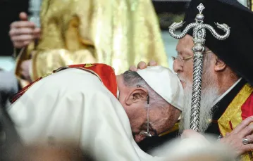 Papież Franciszek prosi Patriarchę Ekumenicznego Bartłomieja I o błogosławieństwo. Stambuł, 29 listopada 2014 r. / Fot. Filippo Monteforte / AFP / EAST NEWS