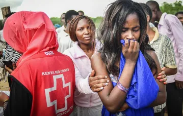 Ewakuacja studentów z kampusu w kenijskiej Garissie po ataku ekstremistów islamskich, w którym zginęło 147 osób, 2 kwietnia 2015 r. / Fot. Carl de Souza / AFP PHOTO / EAST NEWS