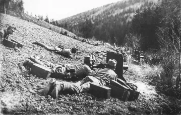 Pierwszy dzień ofensywy gorlickiej: żołnierze austriackiej 12. Dywizji Piechoty, zwanej „krakowską”, atakują wzgórze Pustki koło Łużnej, 2 maja 1915 r. / Fot. Zawatzky Alois / Narodowe Archiwum Cyfrowe