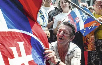 Mieszkańcy Bratysławy świętują przyjęcie przez słowacki parlament deklaracji niepodległości, lipiec 1992 r. / Fot. Jana Nosekova / CTK / PAP