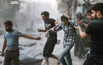 Po nalocie. Aleppo, 31 lipca 2016 r. / Fot. Aleppo Media Center / AP / EAST NEWS