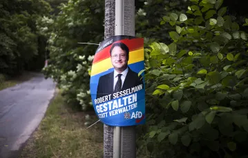 Plakat kampanii wyborczej skrajnie prawicowego kandydata AfD Roberta Sesselmanna na obrzeżach małego miasta Sonneberg w Turyngii. Niemcy, 5 lipca 2023 r. / FOT. Markus Schreiber / AP / East News / 