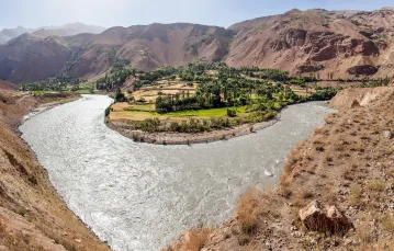Górna część rzeki Amu-daria na granicy Tadżykistanu i Afganistanu / FOT. Daniel Prudek / Alamy / B&EW / 
