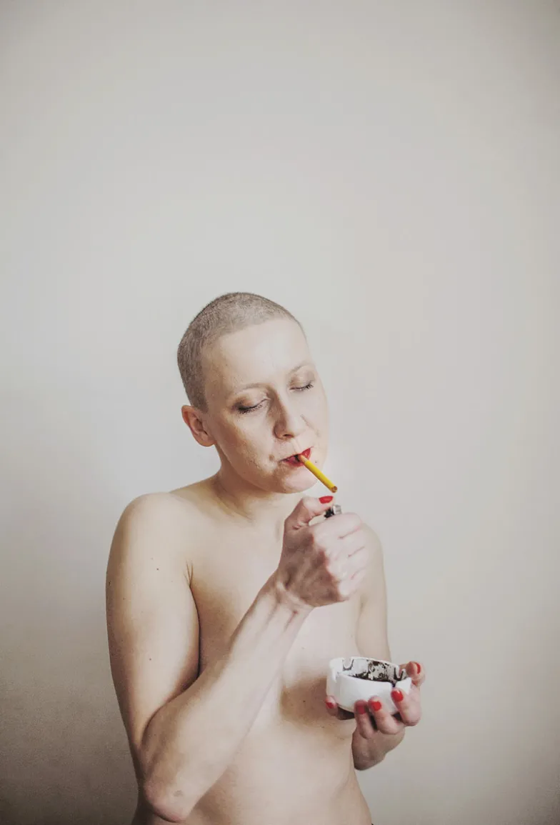 Zdjęcie Anety, którego autorką jest Karolina Sekuła, zwyciężyło w konkursie Grand Press Photo 2016 w kategorii Portret Sesyjny. O sesję poprosiła Aneta, by oswoić się z nową fryzurą po chemioterapii. / Fot. Karolina Sekuła