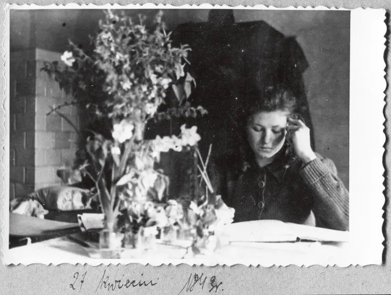 Zofia Misztal w rodzinnym domu w Sułkowicach; pod zdjęciem zapisana ręką Józefa Gargasza data wykonania fotografii, 21 kwietnia 1943 r. / Zbiory Jana Misztala