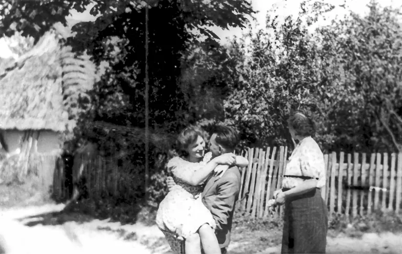 Zofia Misztal na rękach Józefa Gargasza, Sułkowice, ok. 1943-1944 r. / Zbiory Cezarego Brożka