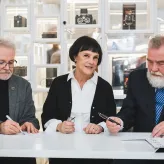 Podpisanie umowy o przekazaniu kolekcji dla Muzeum Fotografii w Krakowie / fot. Dorota Marta / materiały prasowe Podpisanie umowy o przekazaniu kolekcji dla Muzeum Fotografii w Krakowie / fot. Dorota Marta / materiały prasowe