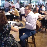 Budynek Lau Pa Sat w dzielnicy finansowej – tu w porze obiadowej przychodzą zjeść pracownicy okolicznych korporacji. Singapurczycy traktują posiłek jak świętość: zwykle rezerwują sobie godzinę na przerwę obiadową, którą najczęściej spędzają ze współpracownikami. Singapur, wrzesień 2023 r. / Fot. Marta Zdzieborska 