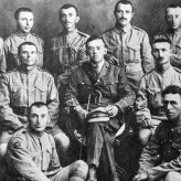 Włodzimierz Ze’ew Żabotyński z żołnierzami legionu żydowskiego, 1918 r. Włodzimierz Ze’ew Żabotyński z żołnierzami legionu żydowskiego, 1918 r.