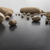 Magdalena Abakanowicz, Embriologia, 1978–1980, kompozycja przestrzenna złożona z 51 elementów, wymiary zmienne, praca przekazana do Muzeum MOCAK-u / fot. Marek Gardulski / materiały prasowe Magdalena Abakanowicz, Embriologia, 1978–1980, kompozycja przestrzenna złożona z 51 elementów, wymiary zmienne, praca przekazana do Muzeum MOCAK-u / fot. Marek Gardulski / materiały prasowe