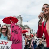 Protest pracownic seksualnych i aktywistek przed brytyjskim parlamentem debatującym o delegalizacji internetowych platform sex biznesu. Londyn, 2018 r. / Fot. Wiktor Szymanowicz / Future Publishing / Getty Images
