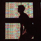 Wystawa w American Museum of Natural History w Nowym Jorku z okazji 50. rocznicy publikacji w „Nature” artykułu Jamesa Watsona i Francisa Cricka opisującego podwójną helisę DNA, Nowy Jork, sierpień 2001 r. // fot. Mario Tama / Getty Images