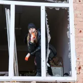 Dyrektorka szkoły sprząta budynek po rosyjskim ostrzale / materiały prasowe