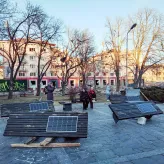 W parku naprzeciwko hotelu Ukraina zachowały się ławki z panelami słonecznymi. Mieszkańcy Czernihowa używali ich do ładowania telefonów komórkowych / materiały prasowe