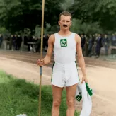 Julian Gruner podczas zawodów w rzucie oszczepem, data nieznana / NARODOWE ARCHIWUM CYFROWE INSTYTUT PAMIĘCI NARODOWEJ / ZBIORY EWY GRUNER-ŻARNOCH Julian Gruner podczas zawodów w rzucie oszczepem. Widoczne na koszulce logo AZS, zwyciężyło w konkursie w 1922 r. / NARODOWE ARCHIWUM CYFROWE INSTYTUT PAMIĘCI NARODOWEJ / ZBIORY EWY GRUNER-ŻARNOCH