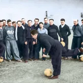 Trener reprezentacji Polski Marian Spojda demonstruje prawidłowe uderzenie w piłkę, 1939 r. / Narodowe Archiwum Cyfrowe Trener reprezentacji Polski Marian Spojda demonstruje prawidłowe uderzenie w piłkę, 1939 r. / Narodowe Archiwum Cyfrowe