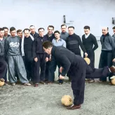 Trener reprezentacji Polski Marian Spojda demonstruje prawidłowe uderzenie w piłkę, 1939 r. / Narodowe Archiwum Cyfrowe