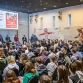 Premiera książki i wystawy odbyła się kilka dni po 80. rocznicy odkrycia grobów katyńskich. W spotkaniu brali udział głównie ludzie młodzi – adresaci projektu / Fot. Mariusz Bodnar / materiały prasowe Premiera książki i wystawy odbyła się kilka dni po 80. rocznicy odkrycia grobów katyńskich. W spotkaniu brali udział głównie ludzie młodzi – adresaci projektu / Fot. Mariusz Bodnar / materiały prasowe