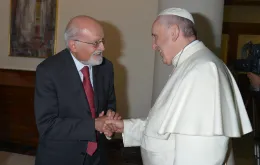 Luigi Accattoli, emerytowany watykanista „Corriere della Sera” z papieżem Franciszkiem / FOT. ARCHIWUM PRYWATNE / 