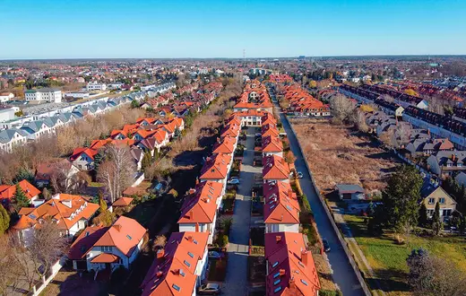 Osiedle szeregowców w warszawskiej dzielnicy Wawer, 2020 r. / MATEUSZ WŁODARCZYK / FORUM