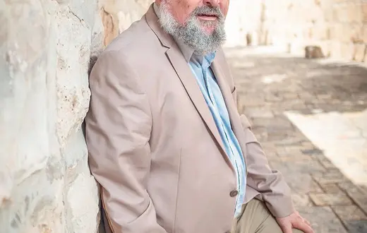 Israel Knohl przy murach Starego Miasta, w pobliżu Bramy Syjonu, Jerozolima, wrzesień 2019 r. / EMIL SALMAN / HAARETZ / חדשות / EMIL SALMAN / HAARETZ / חדשות