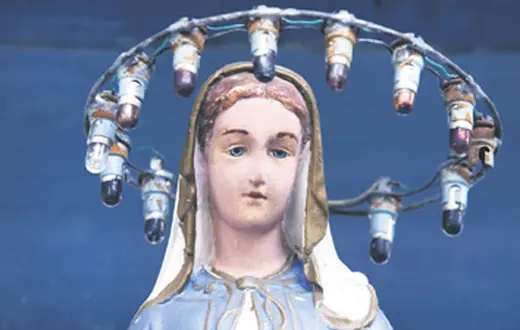 Anna Beata Bohdziewicz, fotografia z cyklu „Kapliczki warszawskie”: ul. Zaokopowa 3 na Pradze / 