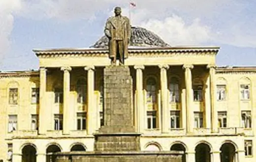 Siedziba władz miejskich w Gori, na dachu nowa flaga Gruzji, obowiązująca od Rewolucji Róż; przed budynkiem pomnik ziomka: Józefa Stalina /fot. W. Bartuzi / 