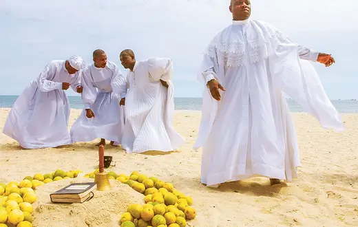 Modlitwa wspólnoty ewangelikalnej na Bar Beach w Lagos, Nigeria, wrzesień 2003 r. / JACOB SILBERBERG / GETTY IMAGES