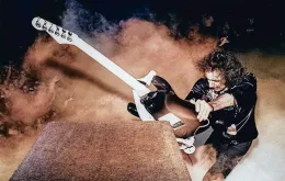 Ritchie Blackmore z zespołu Deep Purple podczas finału festiwalu California Jam rozbija swojego fendera stratocastera o wzmacniacze. Stany Zjednoczone, 6 kwietnia 1974 r. / FIN COSTELLO / GETTY IMAGES