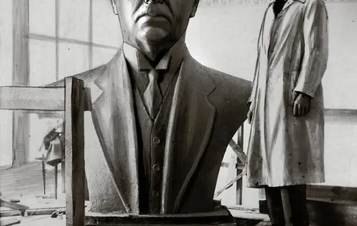 Pomnik prezydenta Gabriela Narutowicza autorstwa rzeźbiarza Stefana Polcińskiego (stoi obok); 1931 r / Fot. NAC