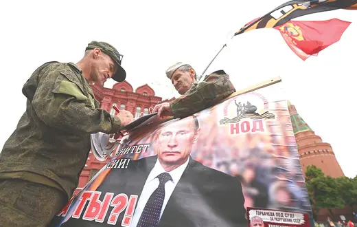  Podczas puczu Prigożyna w Rosji zabrakło manifestacji poparcia dla Putina. Tu wyjątek: aktywiści jednej z prokremlowskich organizacji na placu Czerwonym, 24 czerwca 2023 r. / NATALIA KOLESNIKOVA / AFP / EAST NEWS