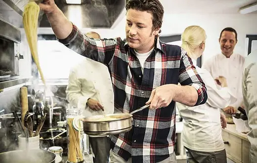Kucharz-celebryta Jamie Oliver, który apeluje, aby markety nie wyrzucały krzywych marchewek i ogórków / Fot. Wikimedia Commons