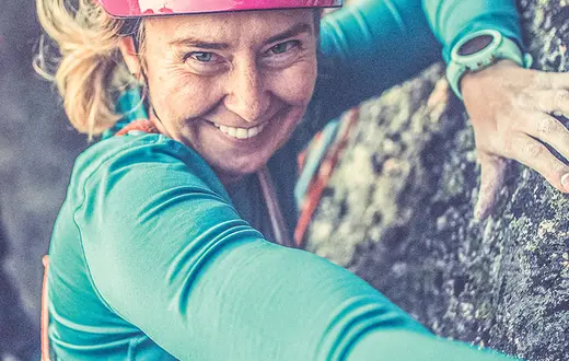 Anna Król podczas wspinaczki drogą klasyczną na południowej ścianie Zamarłej Turni, październik 2019 r. / JAN WIERZEJSKI / MATERIAŁY PRASOWE WYDAWNICTWA ZNAK